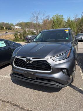 Magnetic Gray Metallic 2023 Toyota Highlander XLE