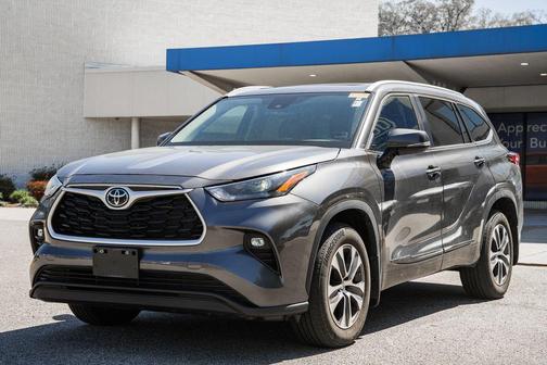 Magnetic Gray Metallic 2023 Toyota Highlander XLE