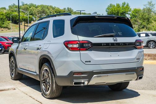 Sonic Gray Pearl 2026 Honda Pilot Touring 8-Passenger