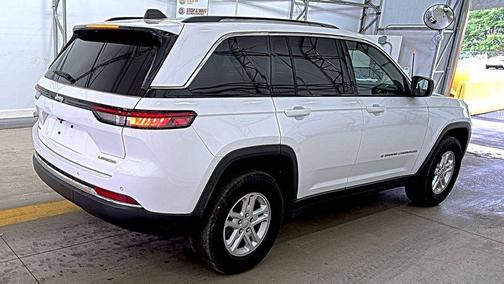Bright White Clearcoat 2023 Jeep Grand Cherokee Laredo