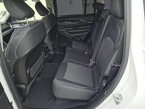Bright White Clearcoat 2023 Jeep Grand Cherokee Laredo