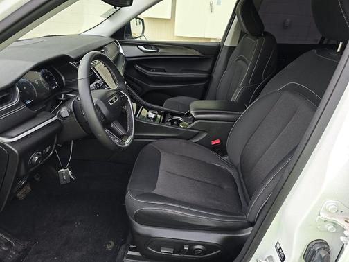 Bright White Clearcoat 2023 Jeep Grand Cherokee Laredo