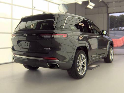 Diamond Black Crystal Pearlcoat 2023 Jeep Grand Cherokee L Laredo