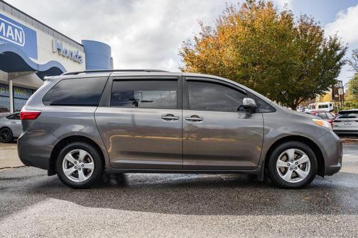 2017 Toyota Sienna LE