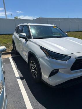 Wind Chill Pearl 2024 Toyota Highlander XLE