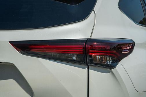 Wind Chill Pearl 2024 Toyota Highlander XLE