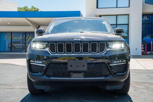 Diamond Black Crystal Pearlcoat 2023 Jeep Grand Cherokee Limited