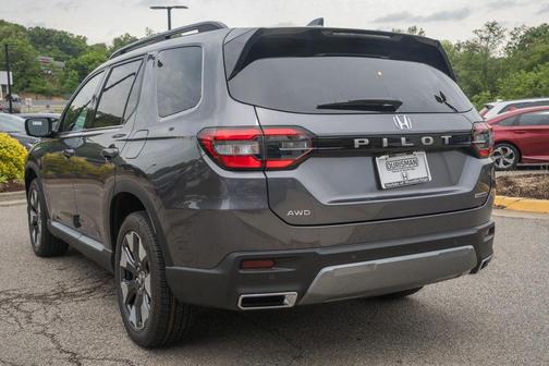 Modern Steel Metallic 2026 Honda Pilot Touring 8-Passenger