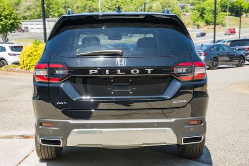 Crystal Black Pearl 2026 Honda Pilot Touring 8-Passenger