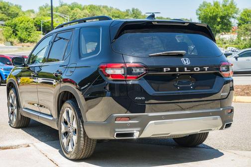 Crystal Black Pearl 2026 Honda Pilot Touring 8-Passenger