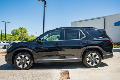 Crystal Black Pearl 2026 Honda Pilot Touring 8-Passenger