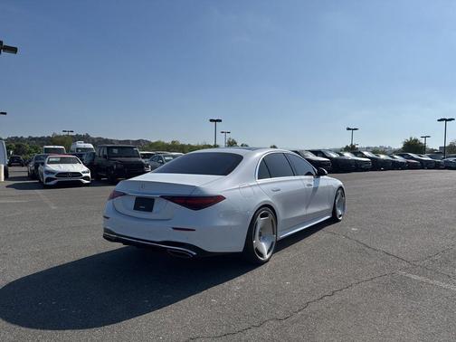 MANUFAKTUR Moonlight White Metallic 2024 Mercedes-Benz S-Class 4MATIC
