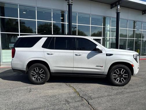 White Frost Tricoat 2023 GMC Yukon 4WD AT4