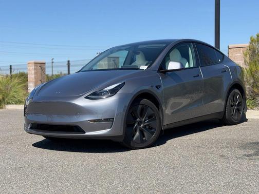 Pearl White Multi-Coat 2025 Tesla Model Y Long Range Dual Motor All-Wheel Drive