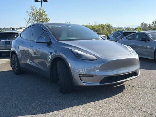 Pearl White Multi-Coat 2025 Tesla Model Y Long Range Dual Motor All-Wheel Drive