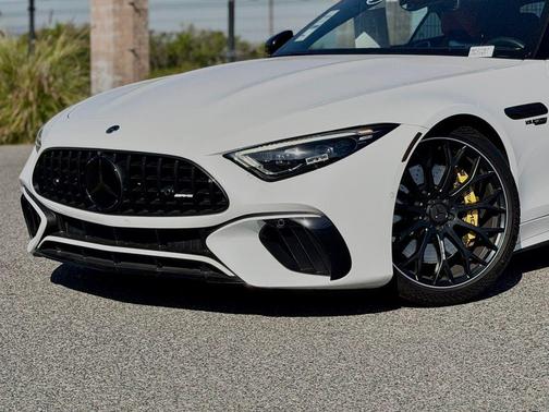 MANUFAKTUR Moonlight White Magno 2022 Mercedes-Benz AMG SL 55 Base