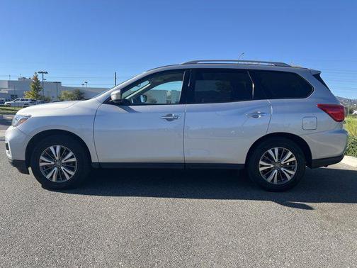 2020 Nissan Pathfinder SV