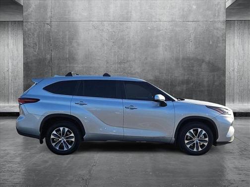 2024 Toyota Highlander Hybrid XLE