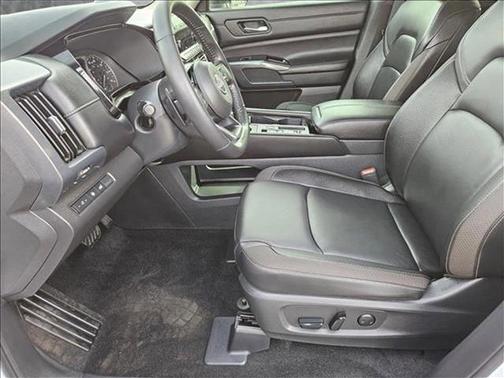 2025 Nissan Pathfinder SL FWD
