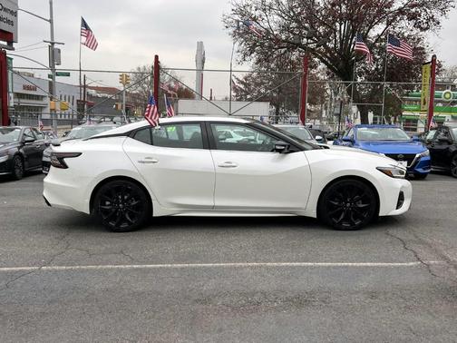 2023 Nissan Maxima SR