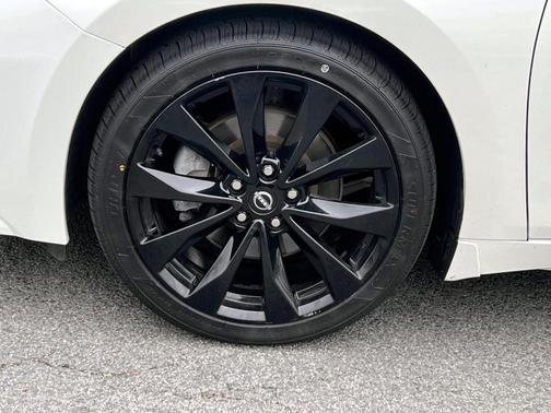 2023 Nissan Maxima SR