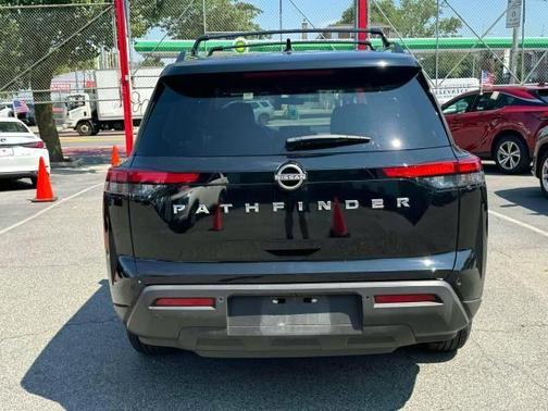 2022 Nissan Pathfinder SV
