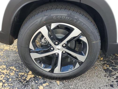 Summit White 2026 Chevrolet Trax 1RS