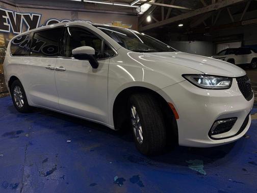 Bright White Clearcoat 2023 Chrysler Pacifica Touring-L