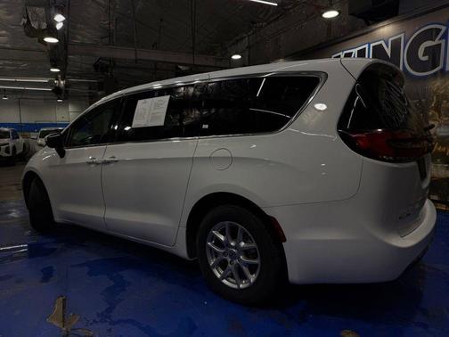 Bright White Clearcoat 2023 Chrysler Pacifica Touring-L
