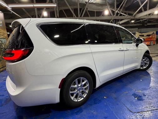 Bright White Clearcoat 2023 Chrysler Pacifica Touring-L