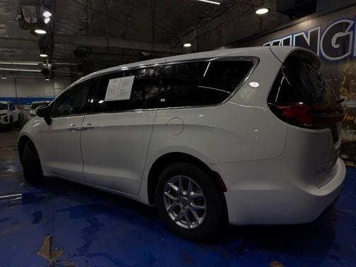 Bright White Clearcoat 2023 Chrysler Pacifica Touring-L