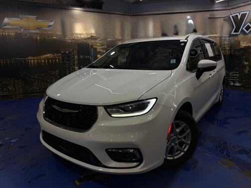 Bright White Clearcoat 2023 Chrysler Pacifica Touring-L