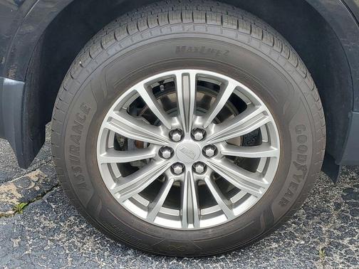 Stellar Black Metallic 2019 Cadillac XT5 Luxury