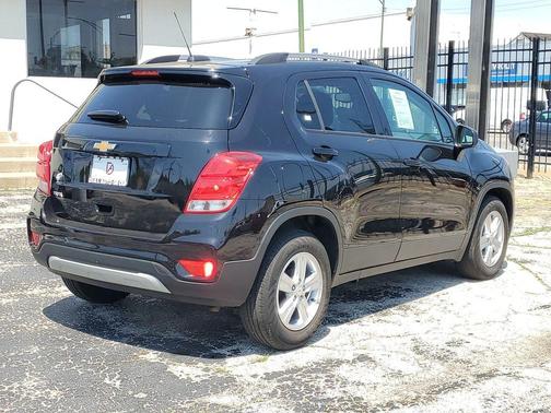 Mosaic Black Metallic 2022 Chevrolet Trax LT