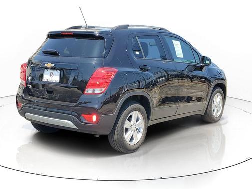 Mosaic Black Metallic 2022 Chevrolet Trax LT