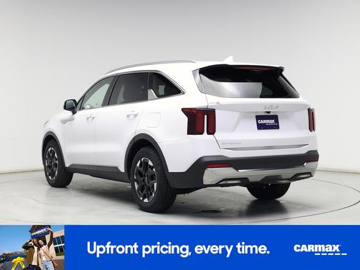 White 2024 Kia Sorento S