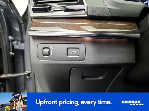 2016 Volvo XC90 T6 Momentum