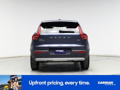 2022 Volvo XC40 T5 Momentum