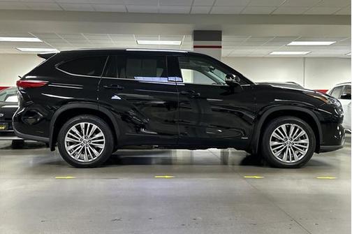 2023 Toyota Highlander Hybrid Platinum