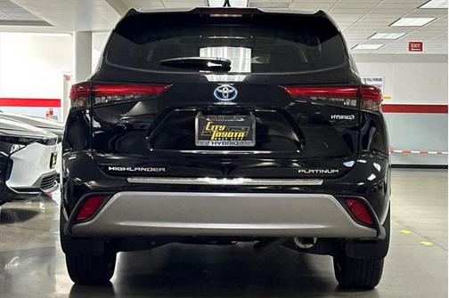 2023 Toyota Highlander Hybrid Platinum