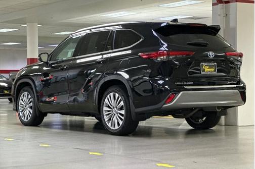 2023 Toyota Highlander Hybrid Platinum