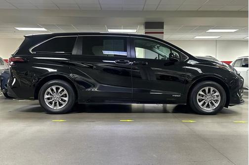 2021 Toyota Sienna LE