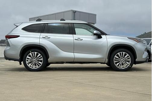 2025 Toyota Highlander Hybrid Platinum