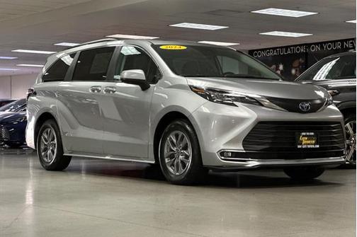 2024 Toyota Sienna XLE 8 Passenger