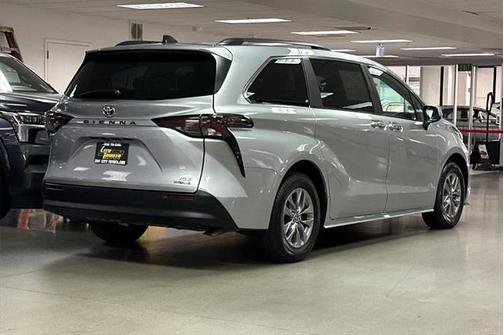 2024 Toyota Sienna XLE 8 Passenger