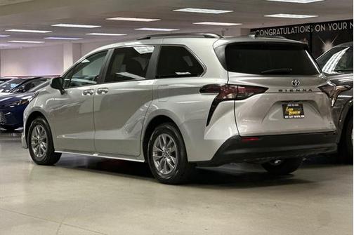 2024 Toyota Sienna XLE 8 Passenger