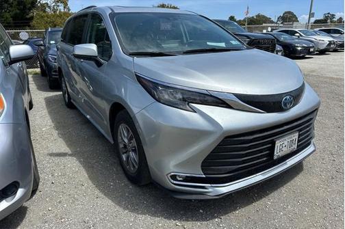 2024 Toyota Sienna XLE 8 Passenger