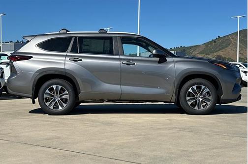 2025 Toyota Highlander Hybrid XLE