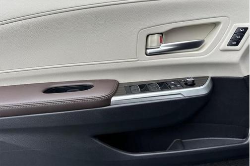 2024 Toyota Sienna Platinum 7 Passenger