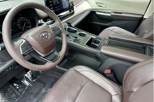 2024 Toyota Sienna Platinum 7 Passenger